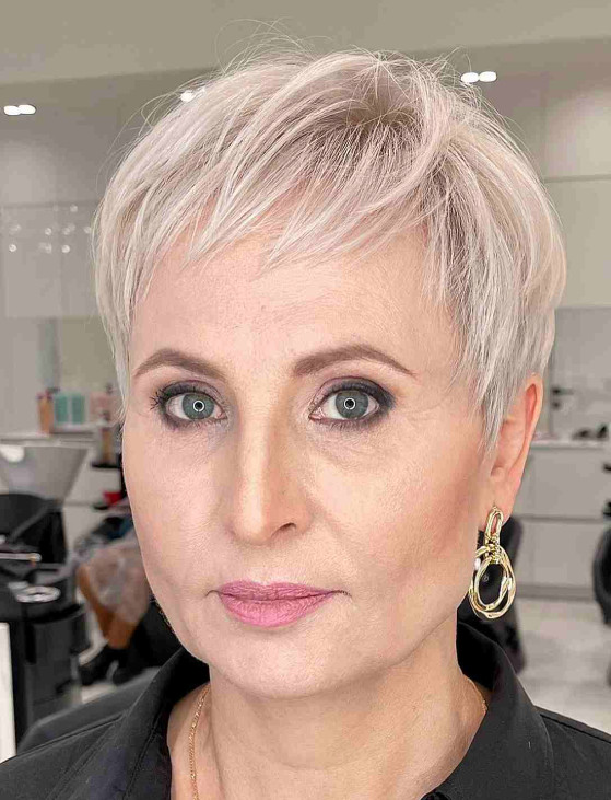 stylish short haircuts for older women